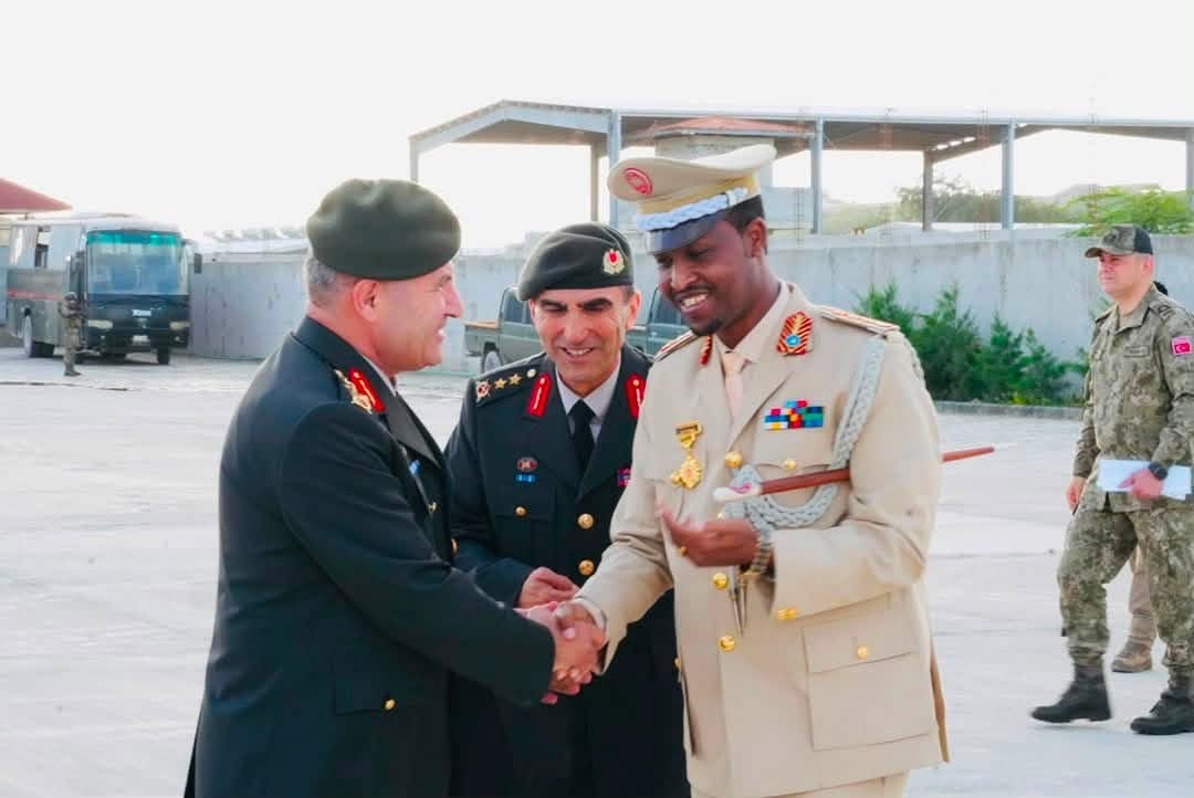 Taliyaha Ciidanka Dhulka Turkiga oo soo gaaray Muqdisho.jpg